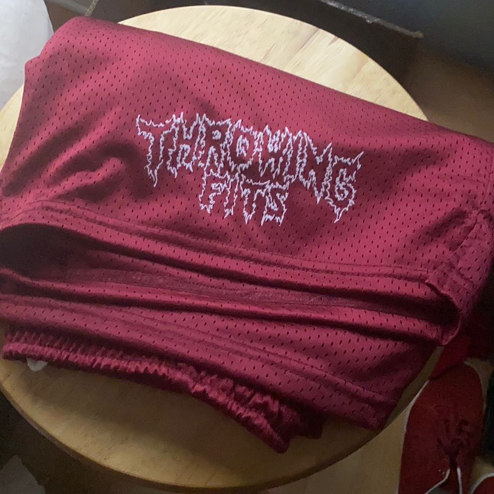 THROWING FITS POD SHORTS - MAROON - SIZE M
